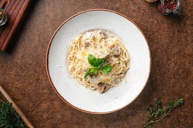 Bir porsiyon mantarlı alfredo makarna.