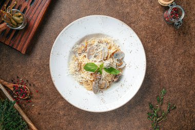 Beyaz arka planda İtalyan vongole makarnası porsiyonu