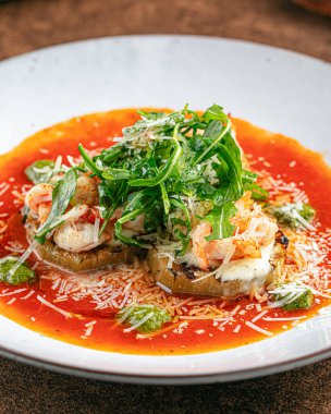 Şempanzeli ve soslu kızarmış patatesli aperatif.