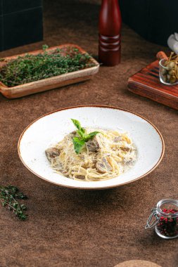 Bir porsiyon mantarlı alfredo makarna.