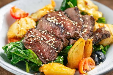 Sebzeli biftek ve garnitür.