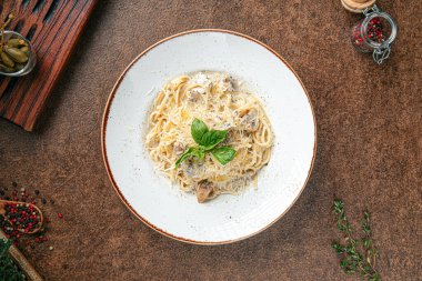 Bir porsiyon mantarlı alfredo makarna.