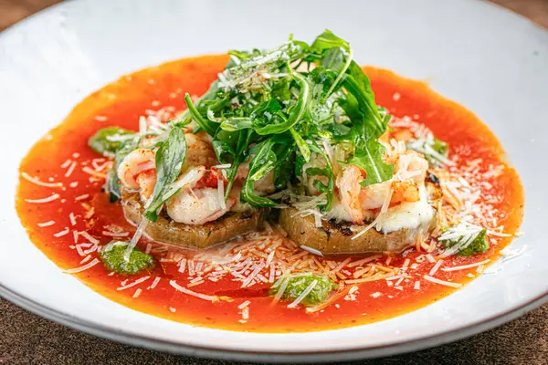 Şempanzeli ve soslu kızarmış patatesli aperatif.