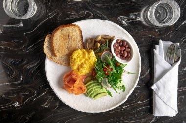 Kahvaltıyı çırpılmış yumurta balığı ve avokadoyla hazırla.