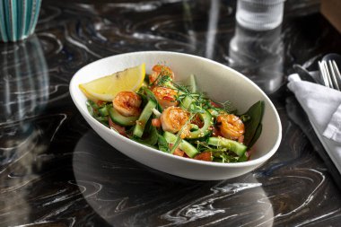 Taze sebzeli ve karidesli gurme salatası.