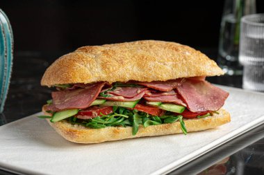 Et ve salatalı ciabatta sandviçi.