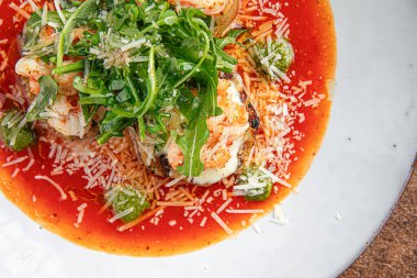 Şempanzeli ve soslu kızarmış patatesli aperatif.