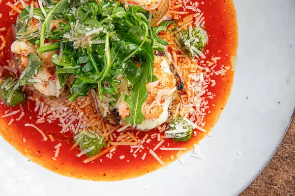 Şempanzeli ve soslu kızarmış patatesli aperatif.