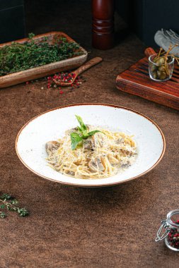 Bir porsiyon mantarlı alfredo makarna.