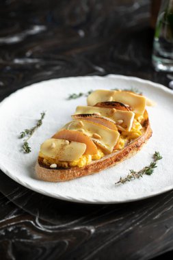 Yağda yumurtalı armut ve peynirli tost.