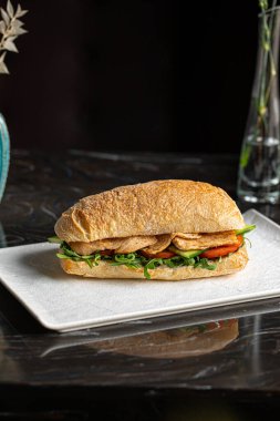 Tavuk ve salatalı ciabatta sandviçi.