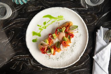 Somon ve sebzeli gurme bruschetta.