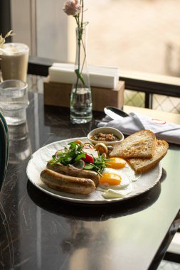 Sosisli ve sahanda yumurtalı kahvaltı.