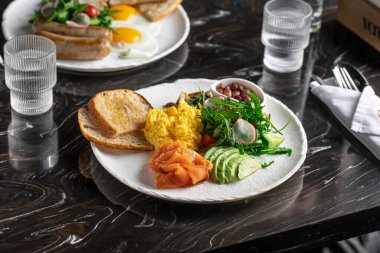 Kahvaltıyı çırpılmış yumurta balığı ve avokadoyla hazırla.