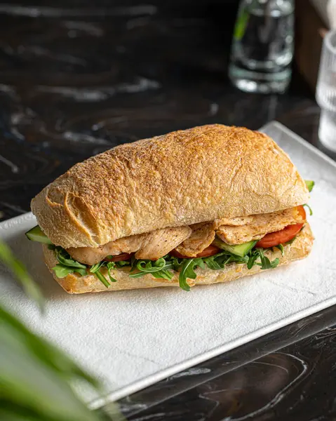 Tavuk ve salatalı ciabatta sandviçi.