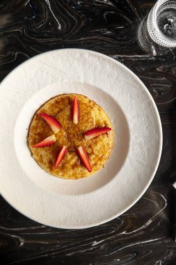 Kahvaltıda çilekli mısır lapası.