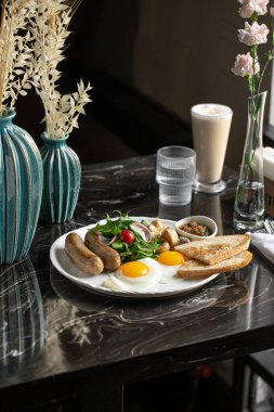 Sosisli ve sahanda yumurtalı kahvaltı.