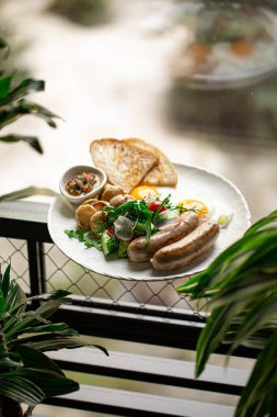 Kahvaltıda sosis ve çırpılmış yumurta.