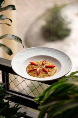 Çilekli mısır lapası ve tırabzanda kahvaltı.