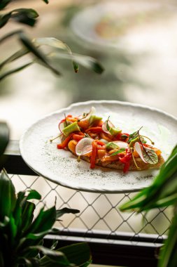 Korkuluklu somon ve sebzeli gurme bruschetta.