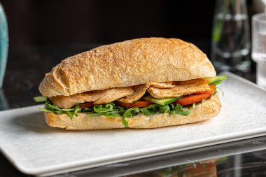 Tavuk ve salatalı ciabatta sandviçi.