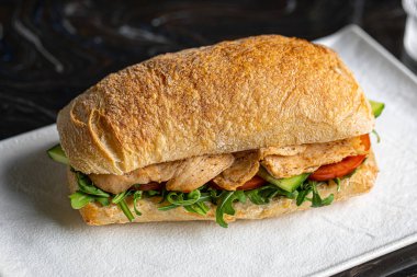 Tavuk ve salatalı ciabatta sandviçi.