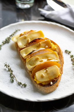 Yağda yumurtalı armut ve peynirli tost.