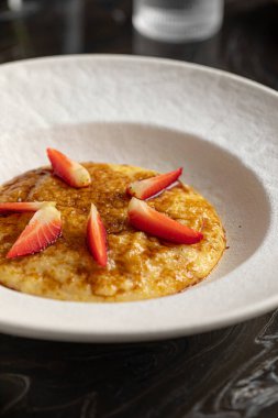 Kahvaltıda çilekli mısır lapası.