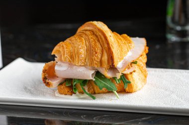 Hindili ve roka aromalı gurme kruvasanlı sandviç.