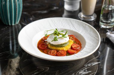 Mozarella domatesli ve haşlanmış yumurtalı İtalyan kahvaltısı.