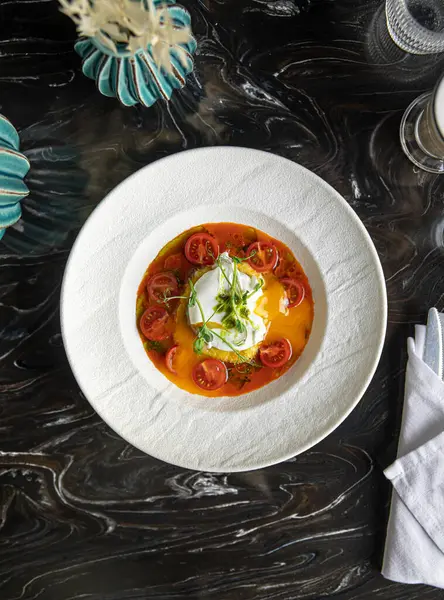 Mozarella domatesli ve haşlanmış yumurtalı İtalyan kahvaltısı.