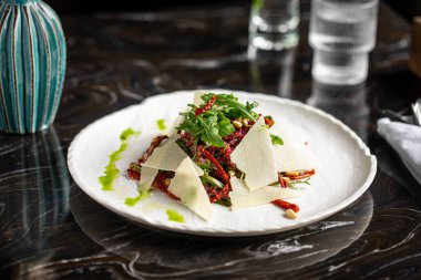 Peynirli fırında pancar salatası.