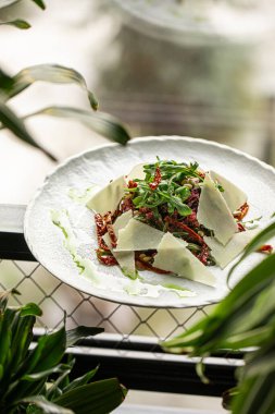 Tırabzanda peynir ve fırında pancar salatası.