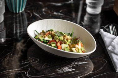 Avokado ve portakallı gurme salatası.