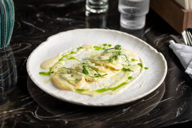 İtalyan mantısı ve kremalı hamur tatlısı.