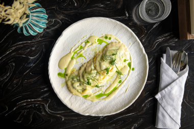 İtalyan mantısı ve kremalı hamur tatlısı.