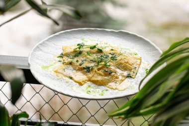 Tırabzanda sos soslu İtalyan mantısı.