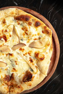 Peynirli ve armutlu gurme İtalyan pizzası.