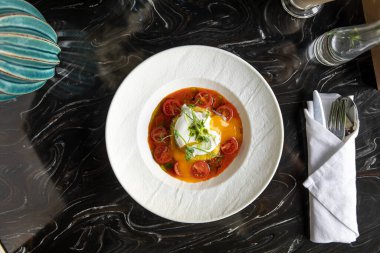 Mozarella domatesli ve haşlanmış yumurtalı İtalyan kahvaltısı.