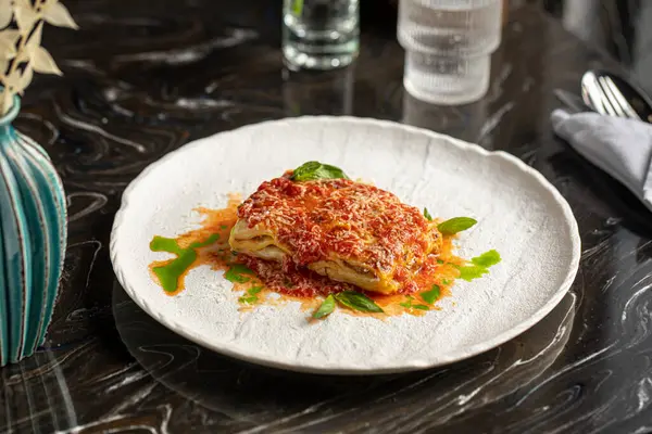 Gurme İtalyan lazanya bolonez yemeği porsiyonu.