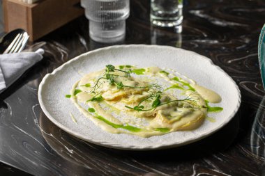 İtalyan mantısı ve kremalı hamur tatlısı.