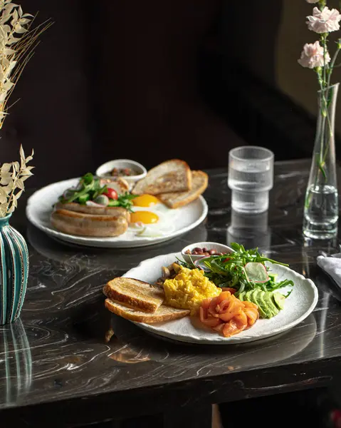 İştah açıcı klasik kahvaltı setiyle servis edilen masa.