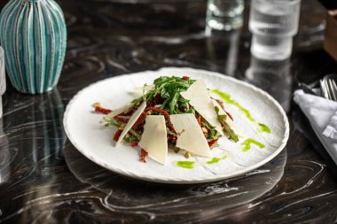 Peynirli fırında pancar salatası.