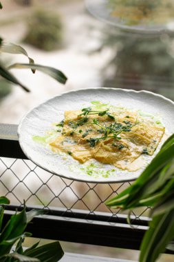 Tırabzanda sos soslu İtalyan mantısı.