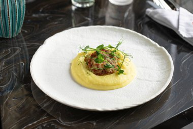 Restoranda patates püresi ve gurme pirzolası.