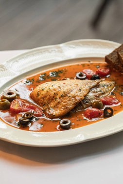 Puttanesca soslu gurme dorado balığı porsiyonu.