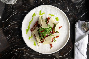 Peynirli fırında pancar salatası.