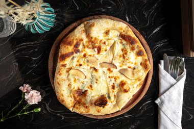 Peynirli ve armutlu gurme İtalyan pizzası.