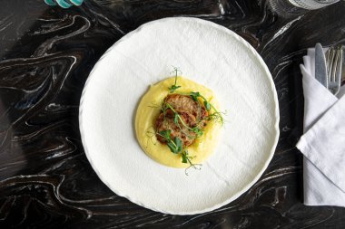 Restoranda patates püresi ve gurme pirzolası.