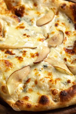 Peynirli ve armutlu gurme İtalyan pizzası.